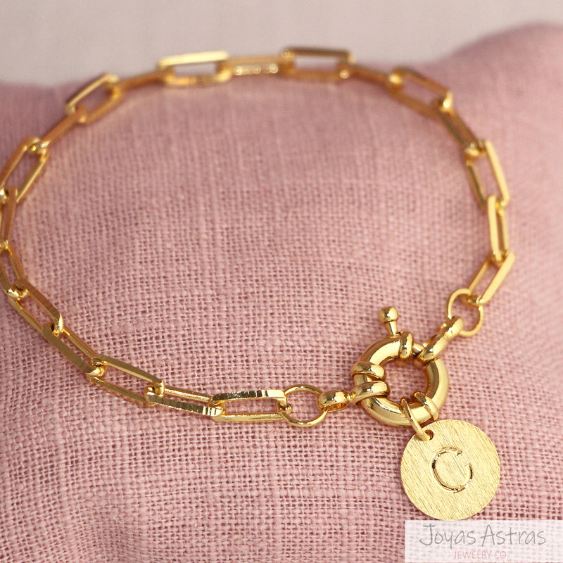 PULSERA ESLABONES GRANDES Y DIJE LETRA GOLD